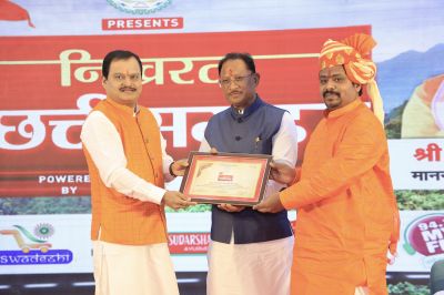 मुख्यमंत्री श्री विष्णुदेव साय जी और पूज्य संत श्री डॉ. प्रेमा साईं महाराज जी को 11,000 किलो मिर्ची हवन के भव्य आयोजन में उनके योगदान के लिए सम्मानित किया गया।